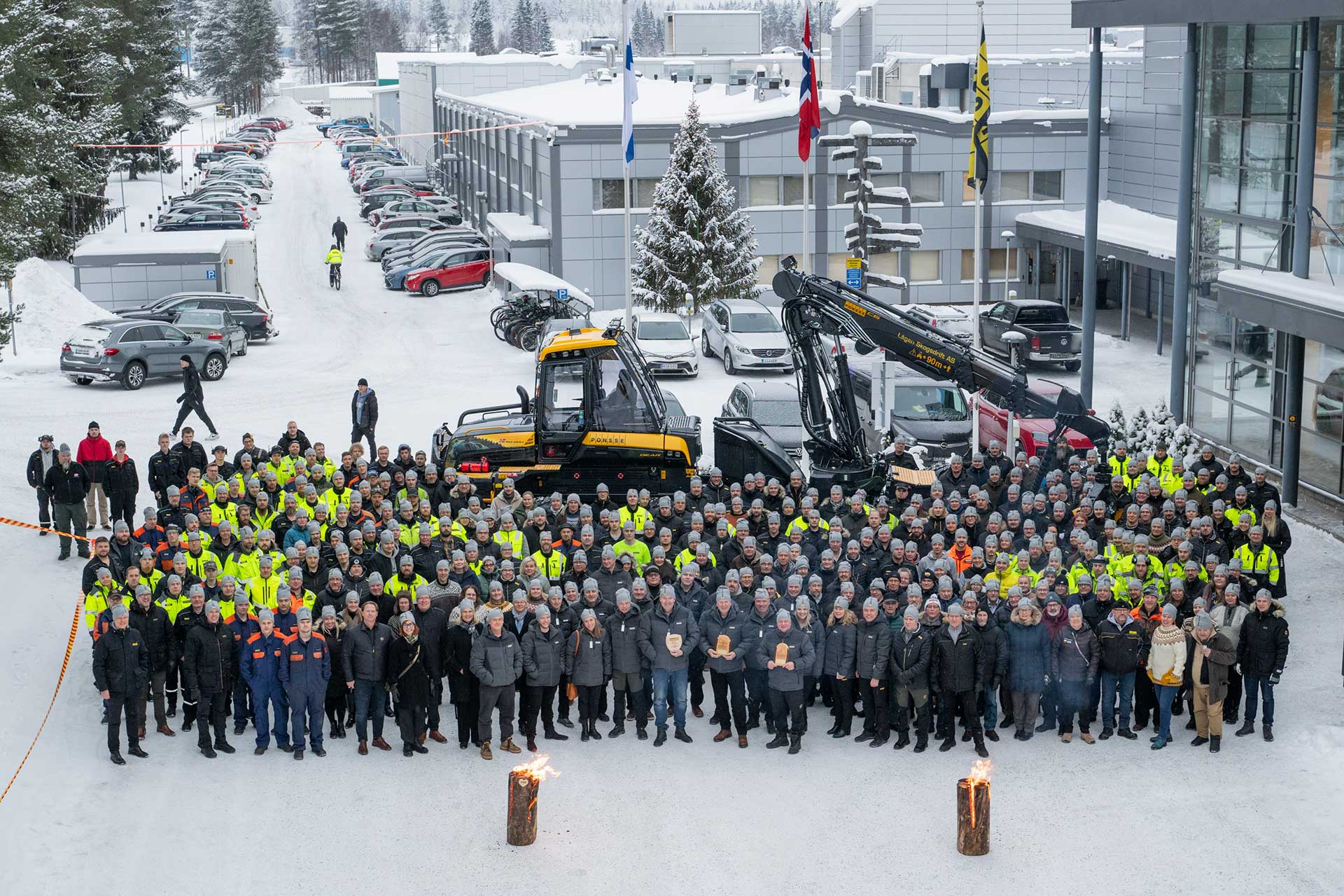 PONSSE社の前に集まる社員たち